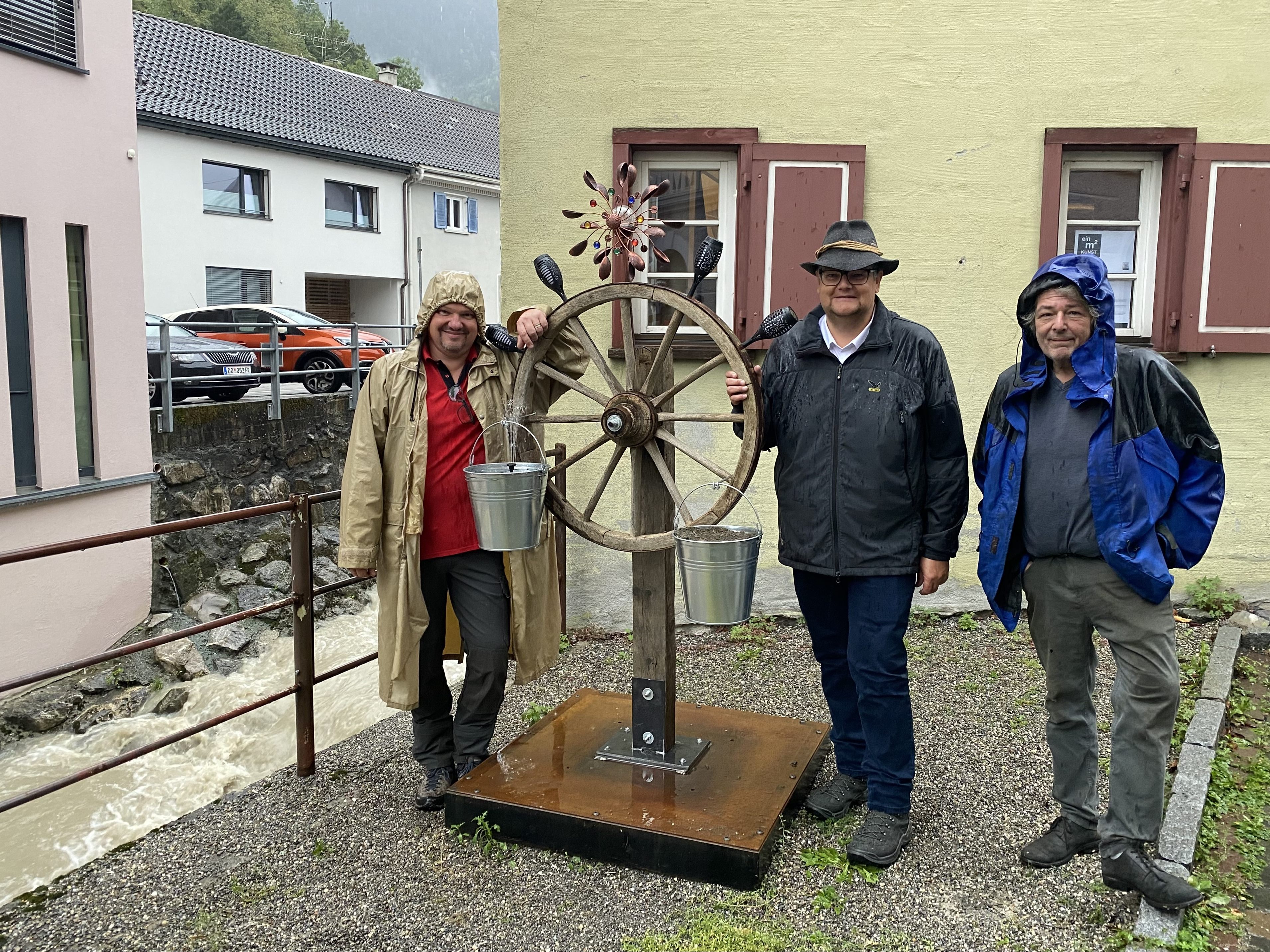 Die Künstler Gerhard Dobnik und Andreas Wolf mit Kurator Günther Blenke (vlnr) Die Künstler Gerhard Dobnik und Andreas Wolf mit Kurator Günther Blenke (vlnr)