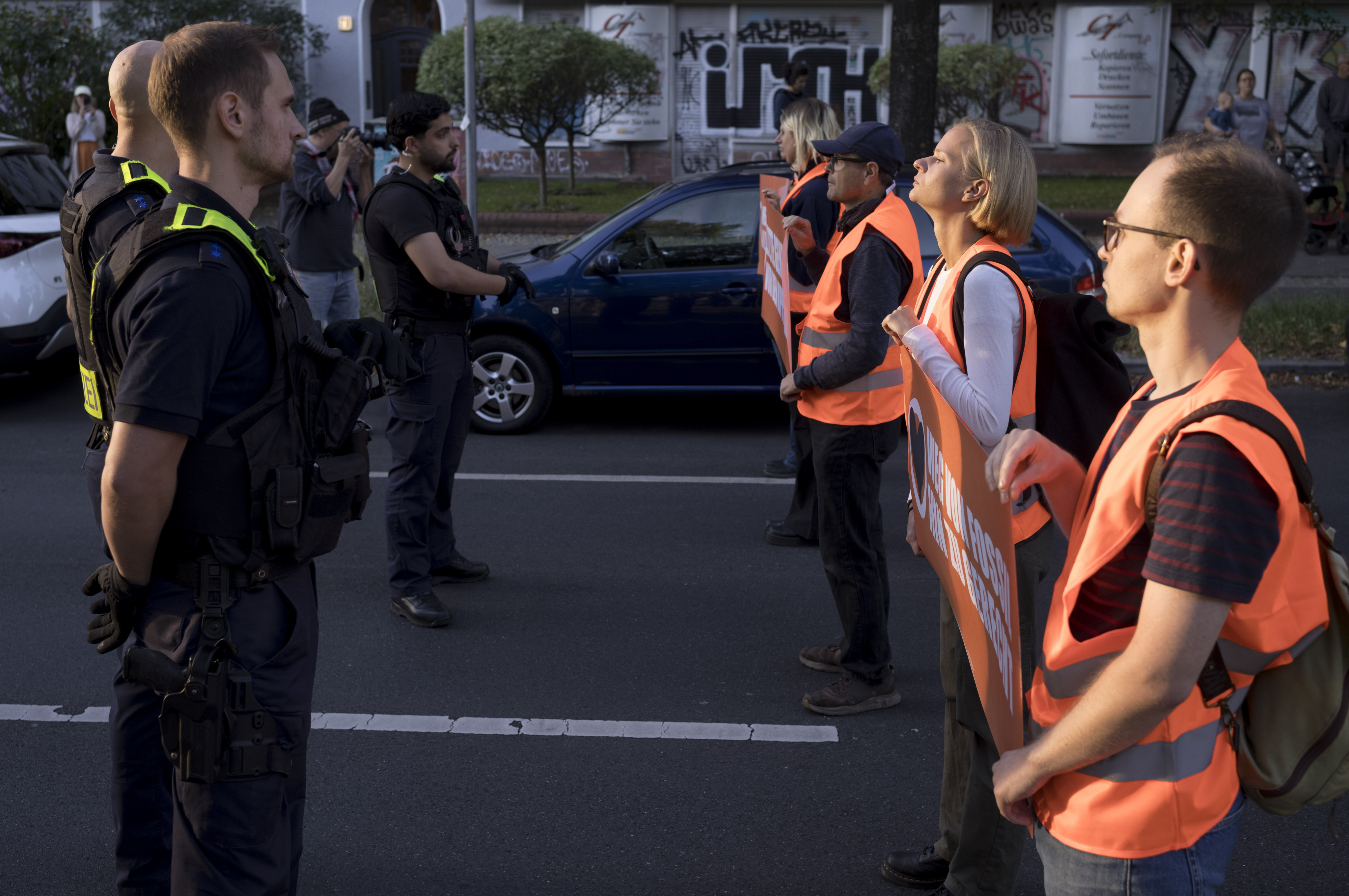 Rund 650 Polizistinnen und Polizisten sollen nach bisheriger Planung der Polizei an diesem Sonntag bei dem Marathon im Einsatz sein. Rund 650 Polizistinnen und Polizisten sollen nach bisheriger Planung der Polizei an diesem Sonntag bei dem Marathon im Einsatz sein.
