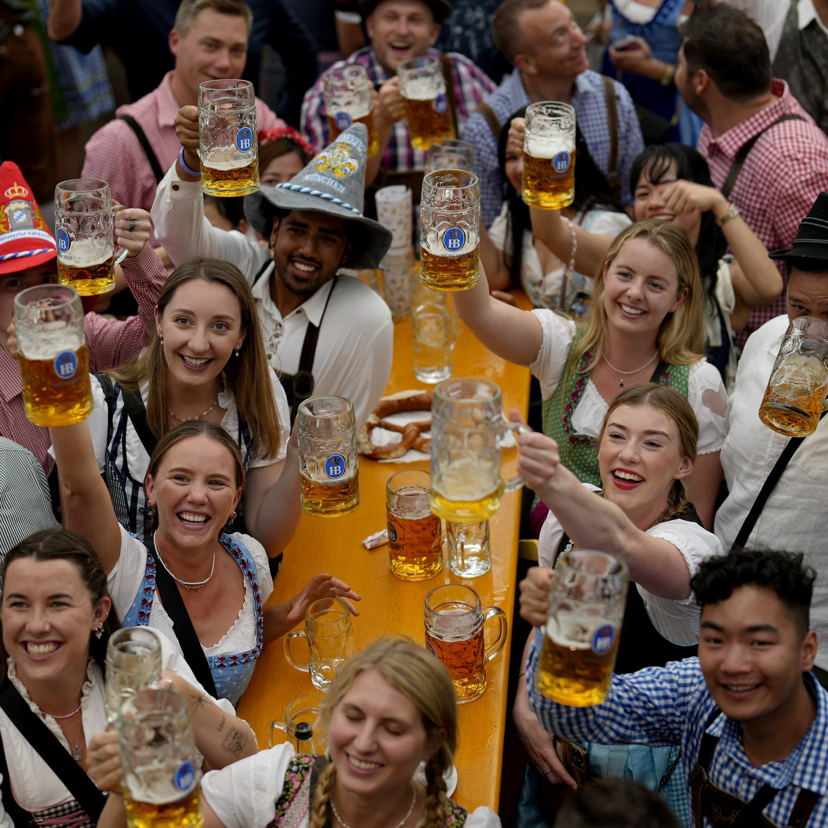 Zwei Schläge des Oberbürgermeisters für das Anzapfen des ersten Fasses