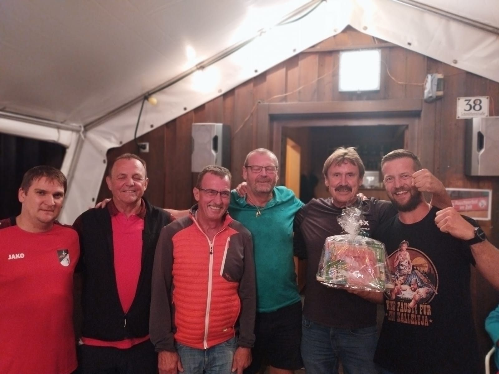 (Vinzenz Zech, Obmann Josef Gruber Organisator, das Siegerteam des BMX Club Bludenz)