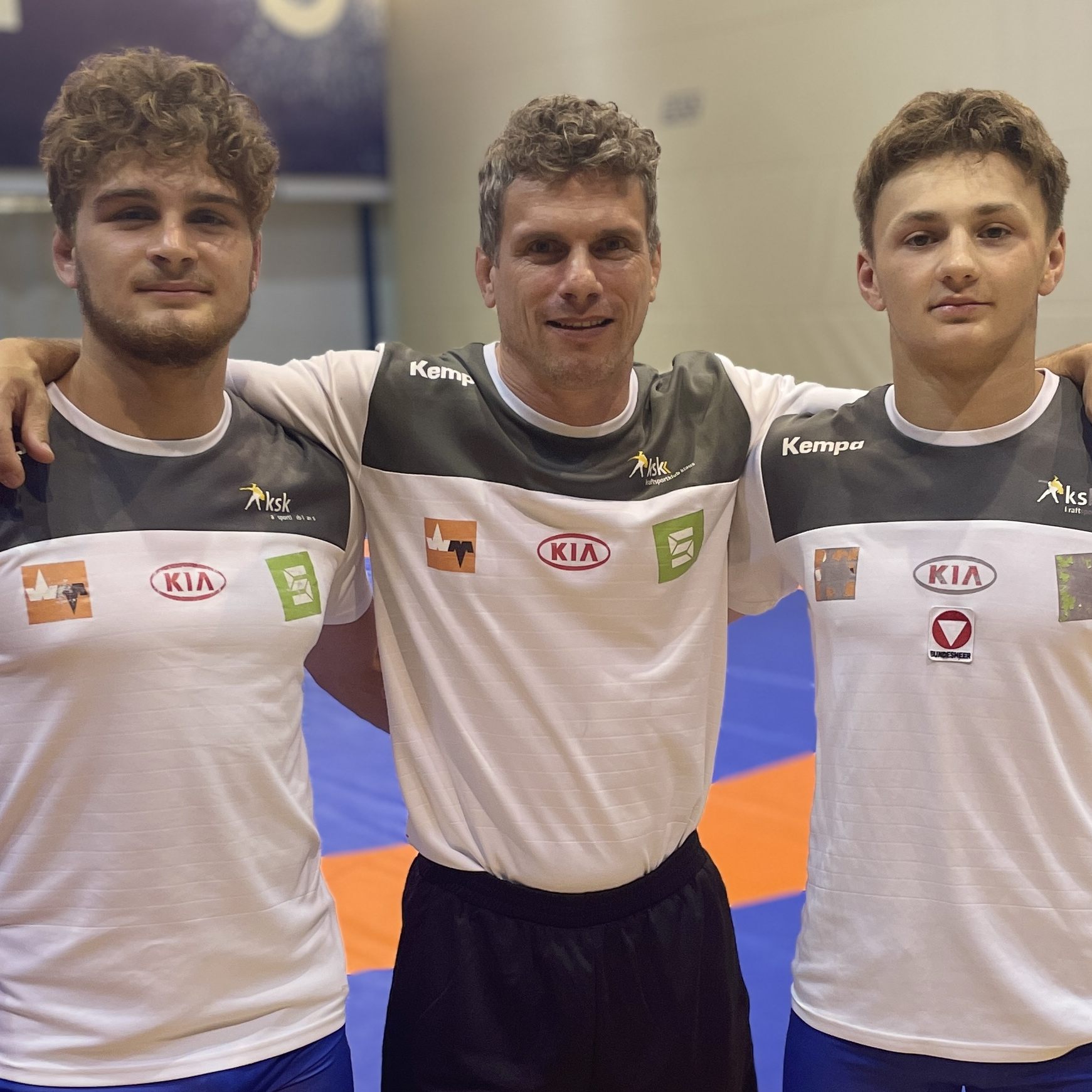 Lukas Lins und Lukas Hartmann jubelten mit Trainer Bernd Ritter über den Turniersieg in Kroatien.