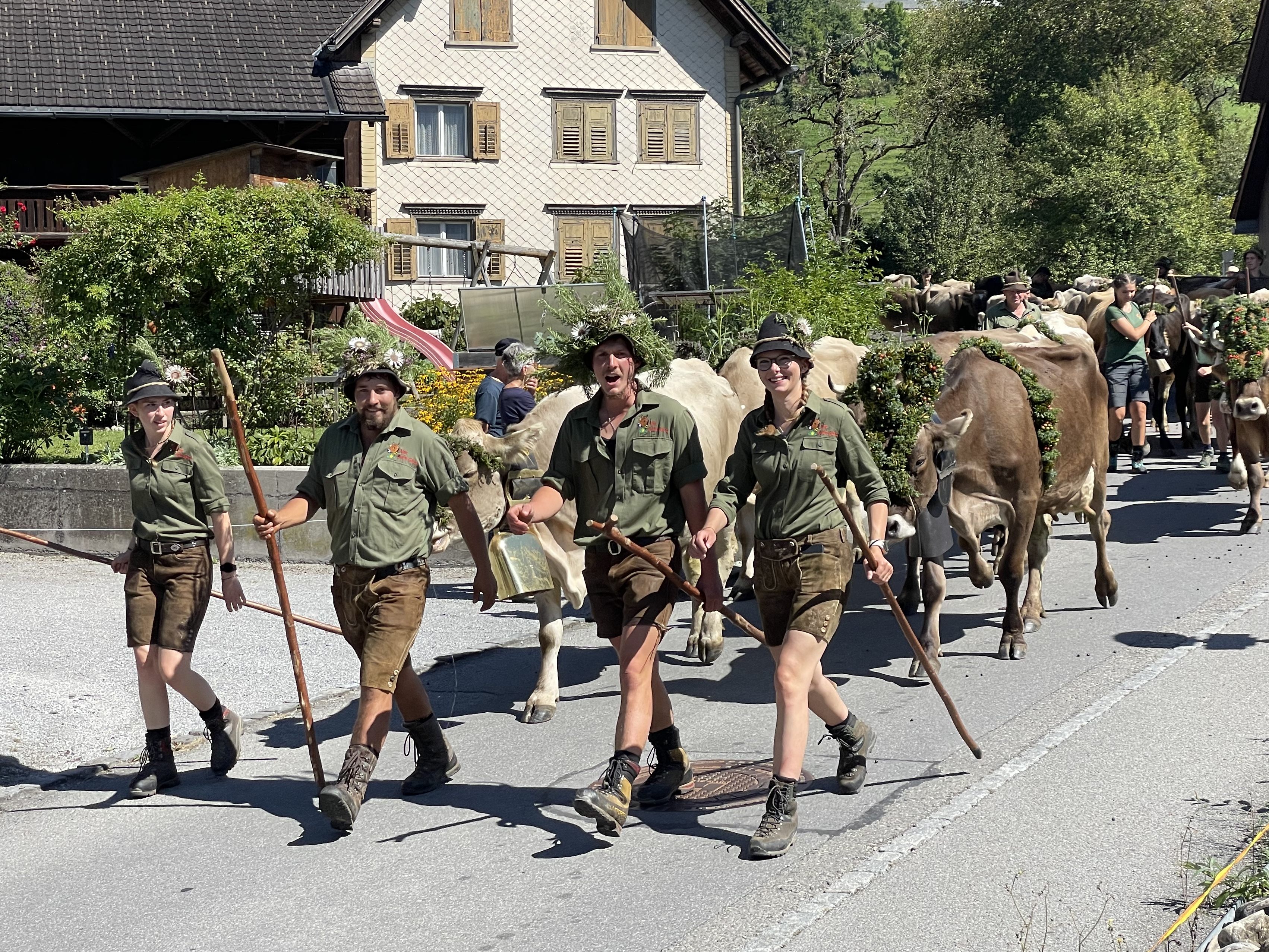 Die Älplerinnen und Älpler wurden begeistert willkommen geheißen. Die Älplerinnen und Älpler wurden begeistert willkommen geheißen.