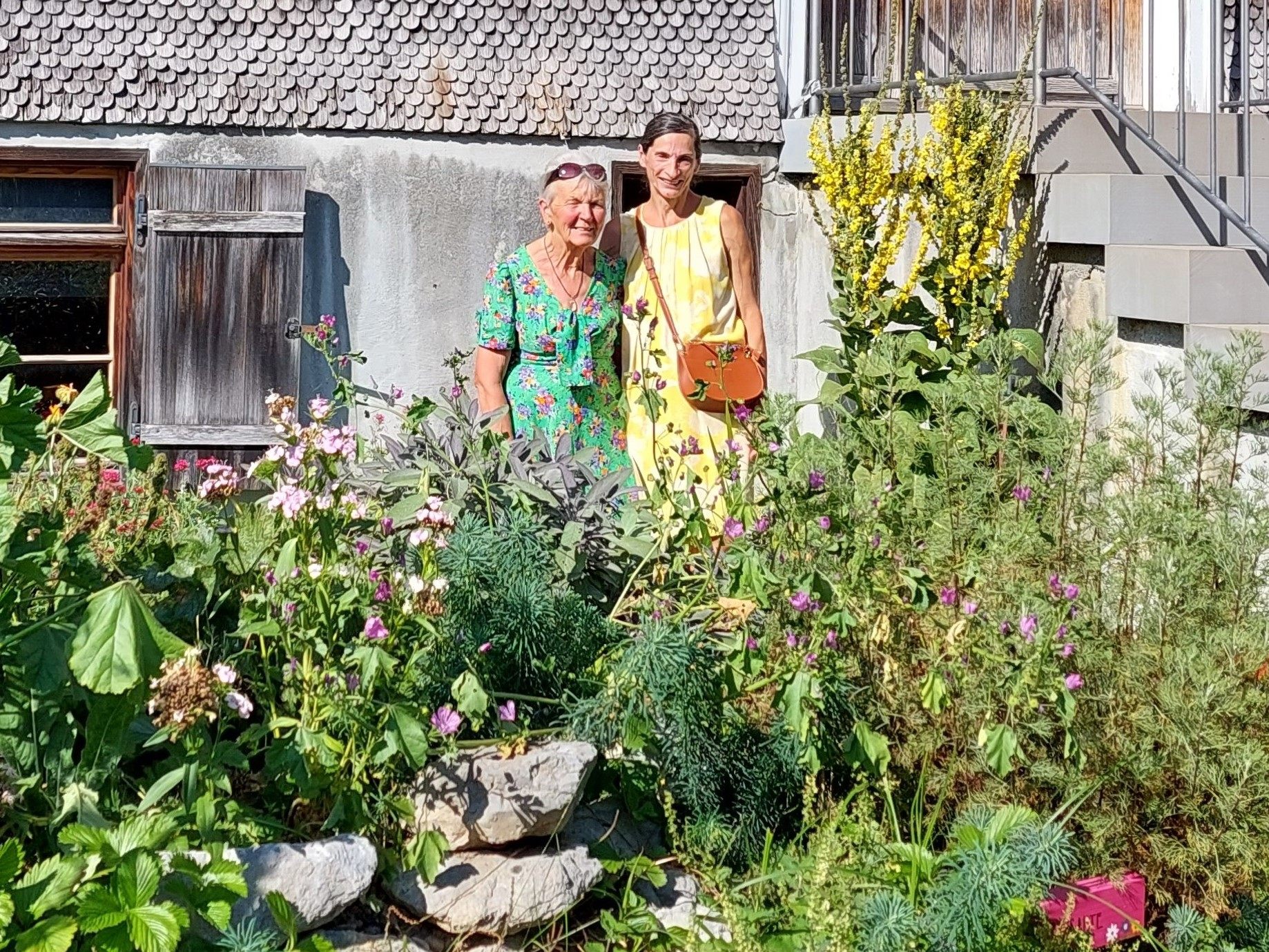 Marianne Fischer und Annelies Nußbaumer pflegen die Kräuterspirale auf dem Kneippweg.