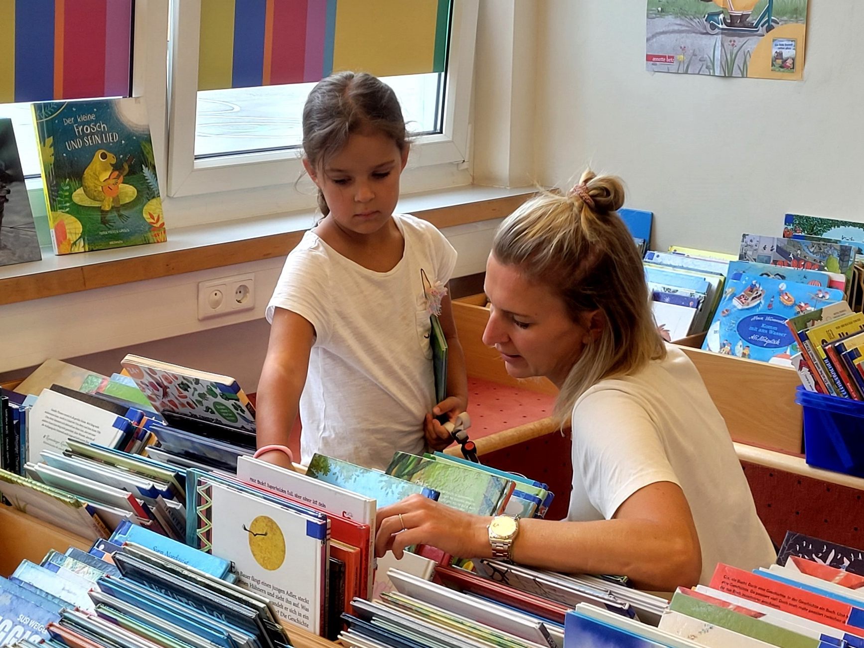Besonders für die jungen und jüngsten Leserinnen und Lesern ist die „Begegnung mit Buch- und Spielmedien“ im Hinblick auf die Entwicklung von Sprach- und Lesekompetenzen notwendig und wichtig. Besonders für die jungen und jüngsten Leserinnen und Lesern ist die „Begegnung mit Buch- und Spielmedien“ im Hinblick auf die Entwicklung von Sprach- und Lesekompetenzen notwendig und wichtig.