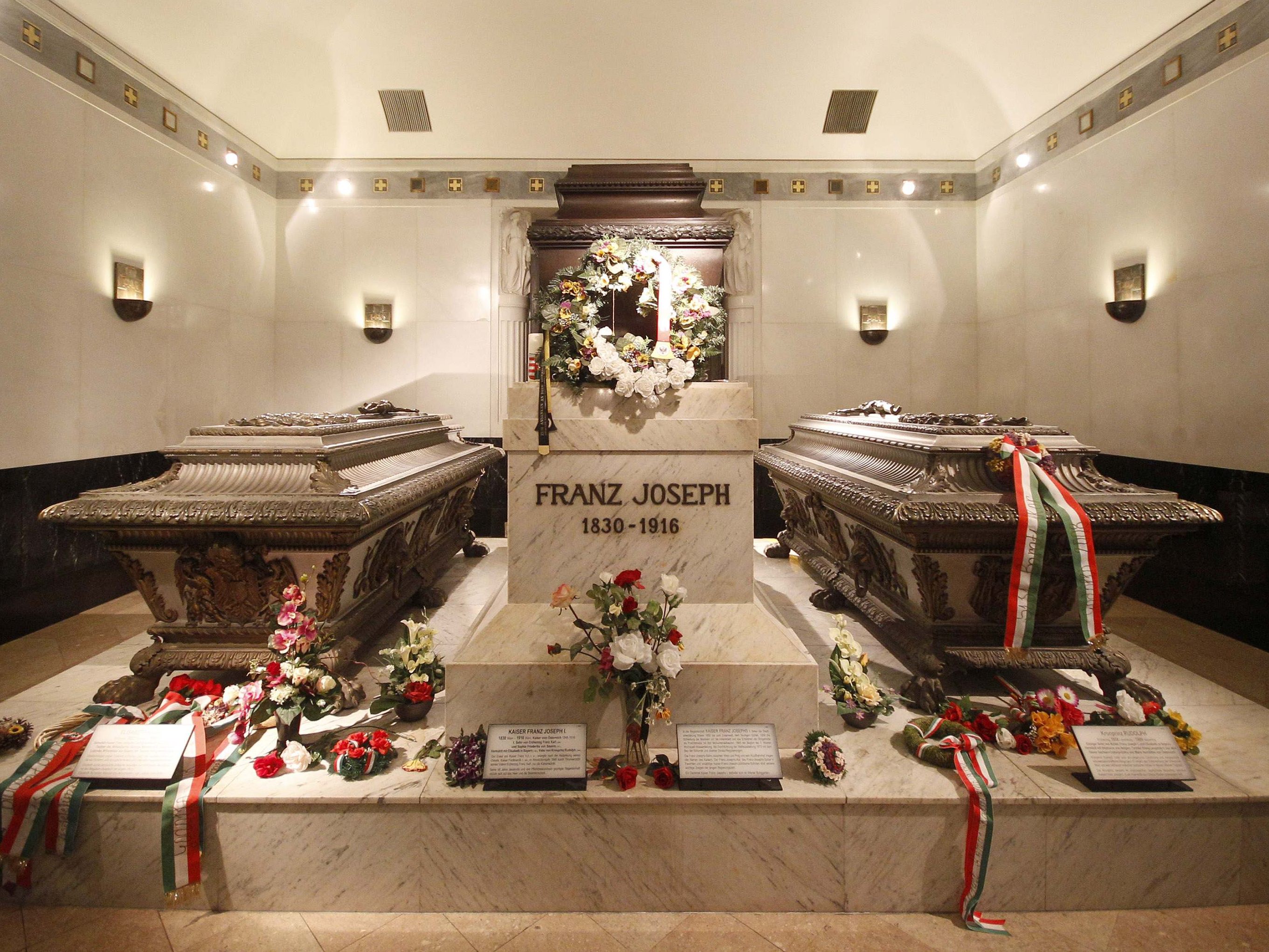 Die Särge von Kaiser Franz Joseph und Kaiserin Elisabeth, sowie Kronprinz Rudolf in der Kapuzinergruft in Wien.