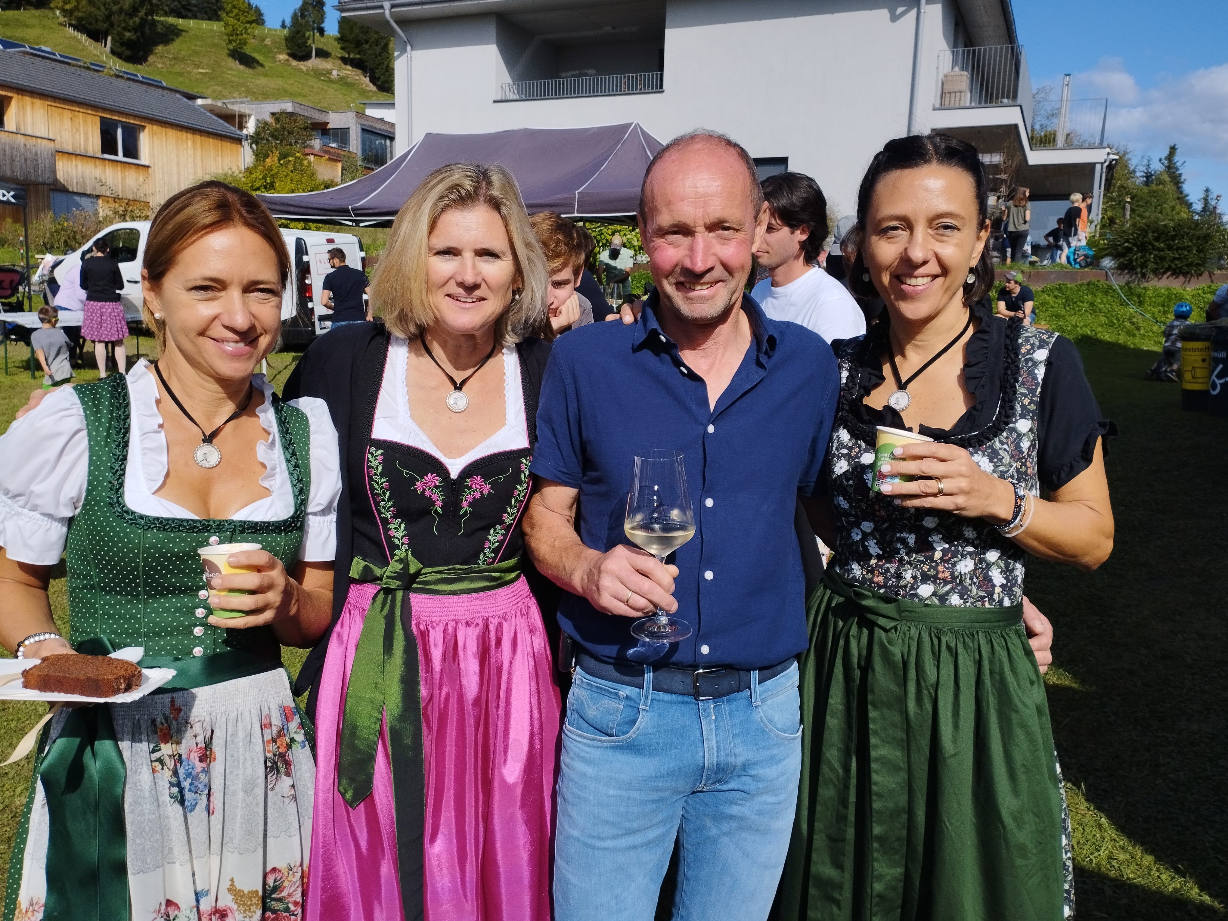 Kapellen-Obmann Wolfgang Greif inmitten von Cha-Cha-Musikantinnen.