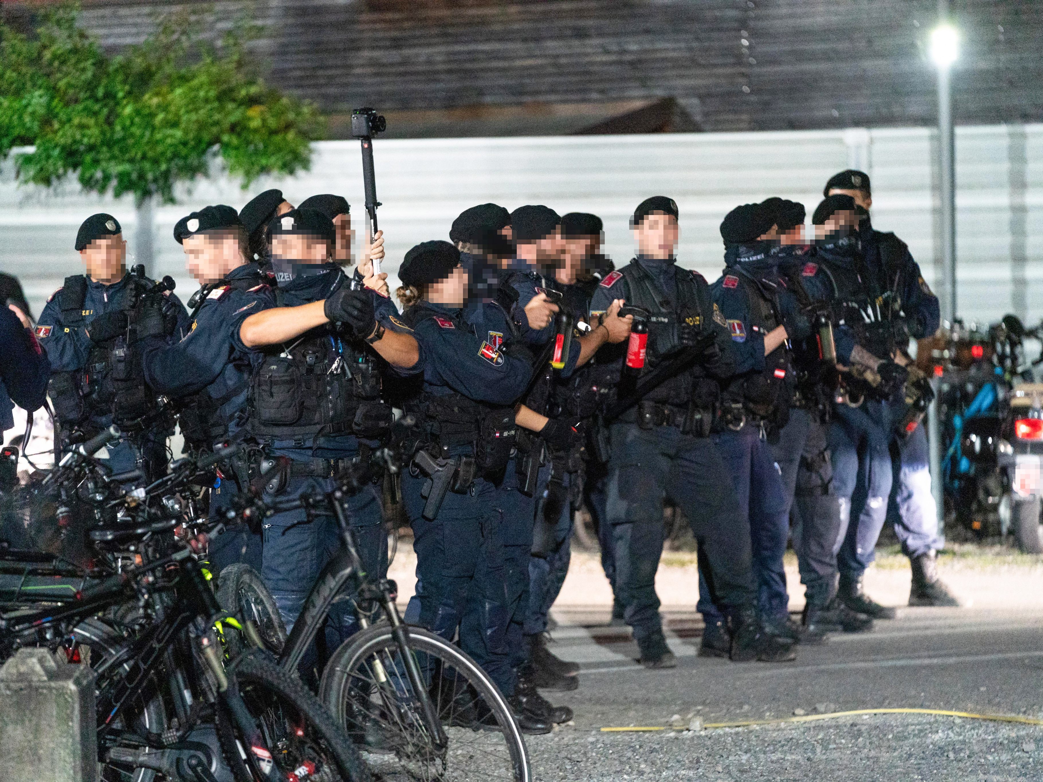 Die Polizei mussten die beiden rivalisierenden Gruppen trennen. Die Polizei mussten die beiden rivalisierenden Gruppen trennen.