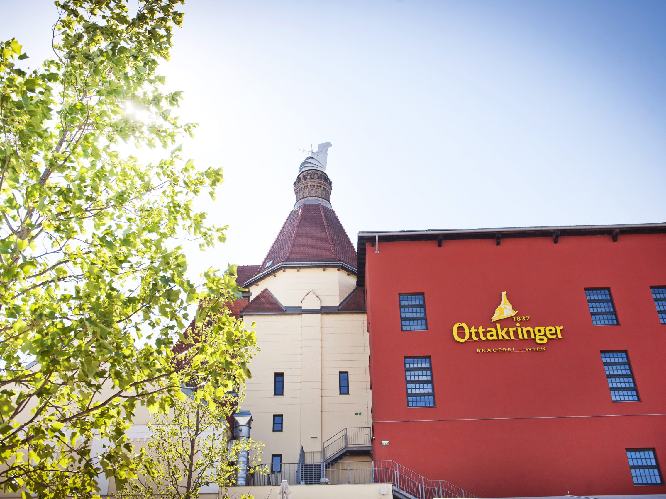 Am Dach der Ottakringer Brauerei wird eine PV-Anlage errichtet. Am Dach der Ottakringer Brauerei wird eine PV-Anlage errichtet.