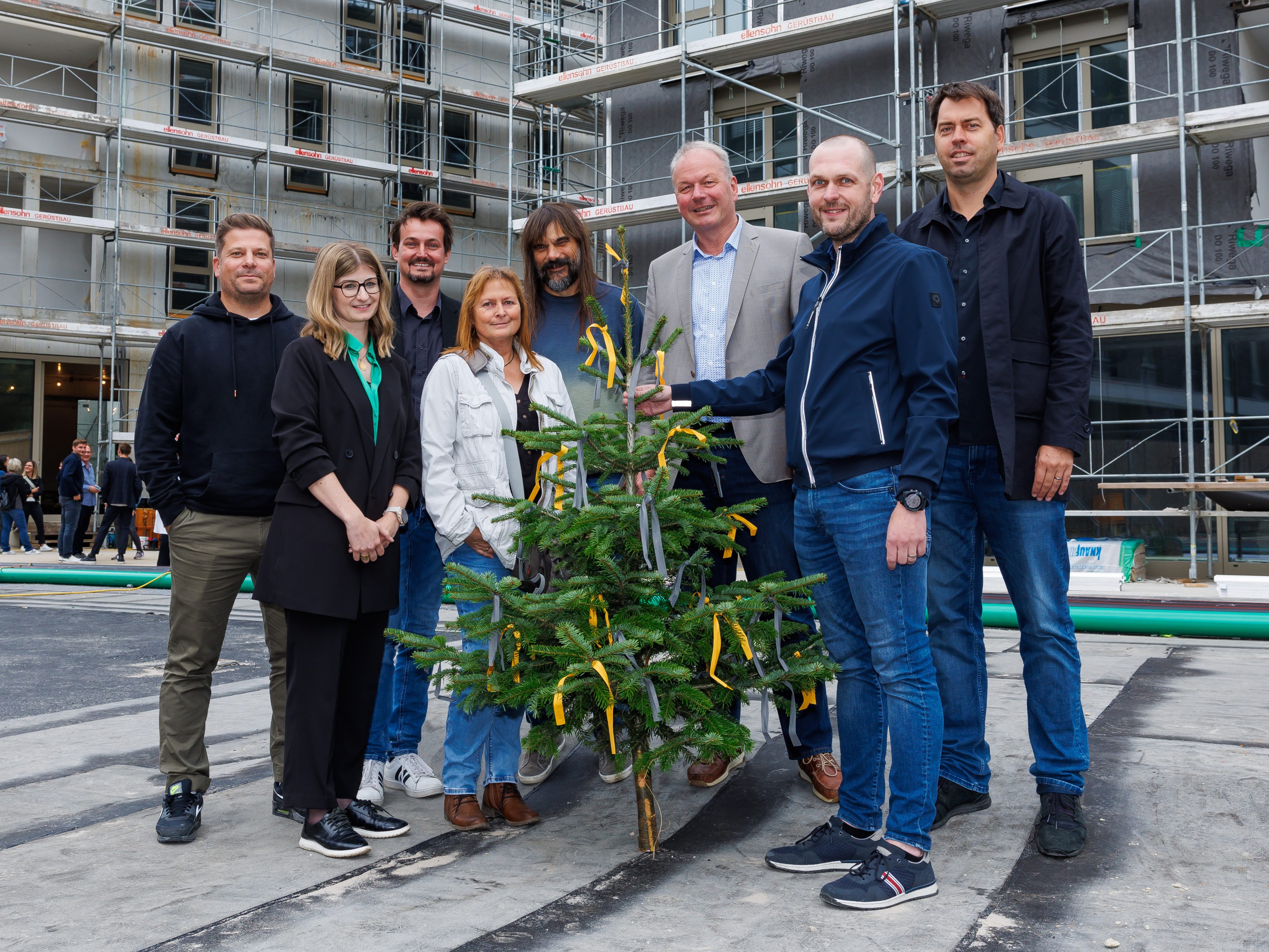 Feierten am 31.8.2023 gemeinsam mit Handwerker:innen die Firstfeier am Garnmarkt Ost in Götzis: Stephan Hassler (Hassler Architektur), Selina Staggl (Muut Offices), Michael Metzler (ZM3 Immobiliengesellschaft), Ingrid und Wolfgang Sila (Engel Immobilien GmbH), Bürgermeister Christian Loacker, Bernhard Böhler (Raum.punkt Immobilien), Thomas Gabriel (Muut Offices).