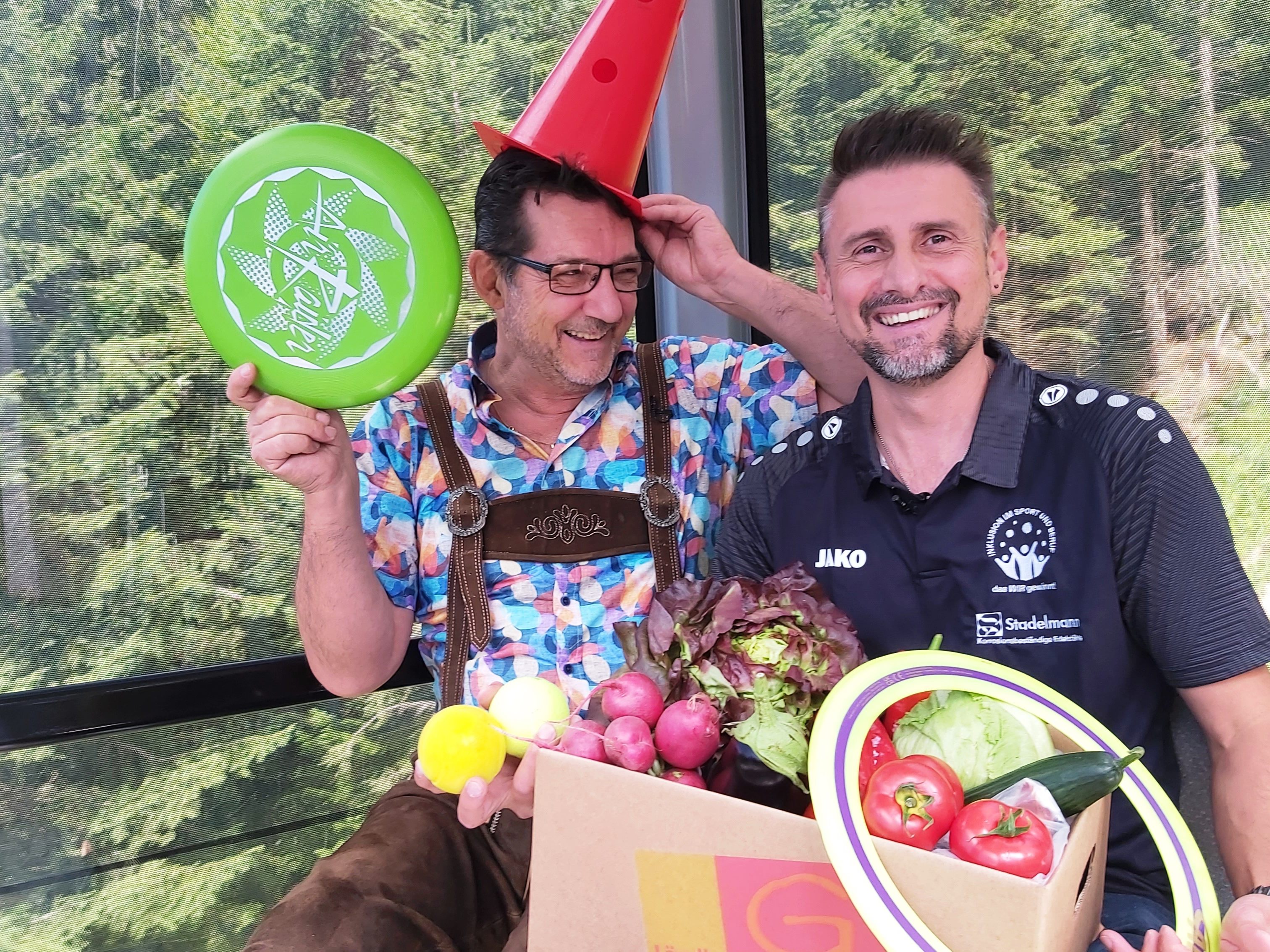 Sporttrainer für Kinder mit Beeinträchtigung, Slobodan "Slobi" Priselac (re), ist zu Gast in der Muttersberg TV Gondel bei Andreas Seeburger (li).