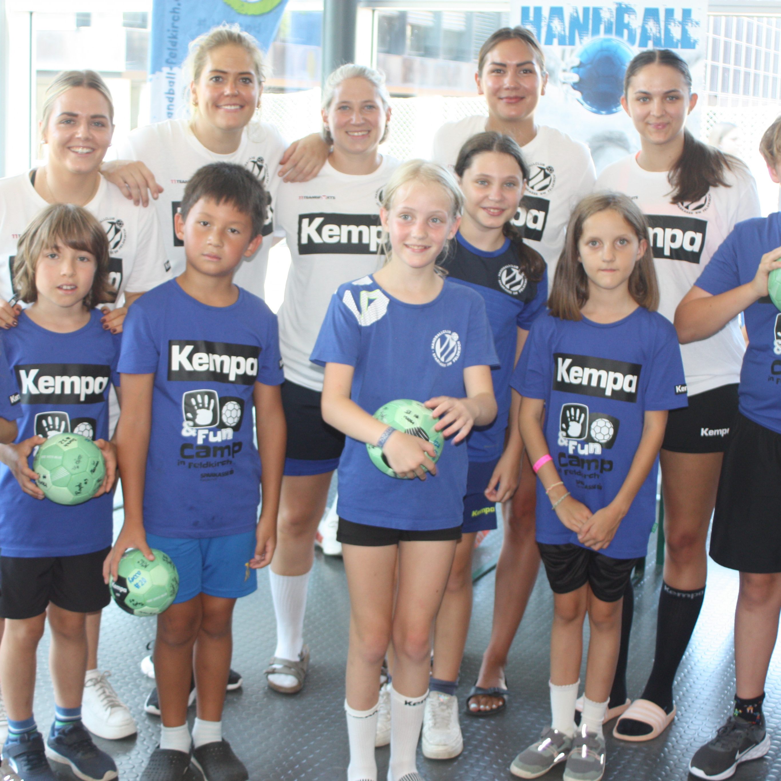 Feldkirchs Handballdamen gaben den Camp-Kids erstmals Autogramme.