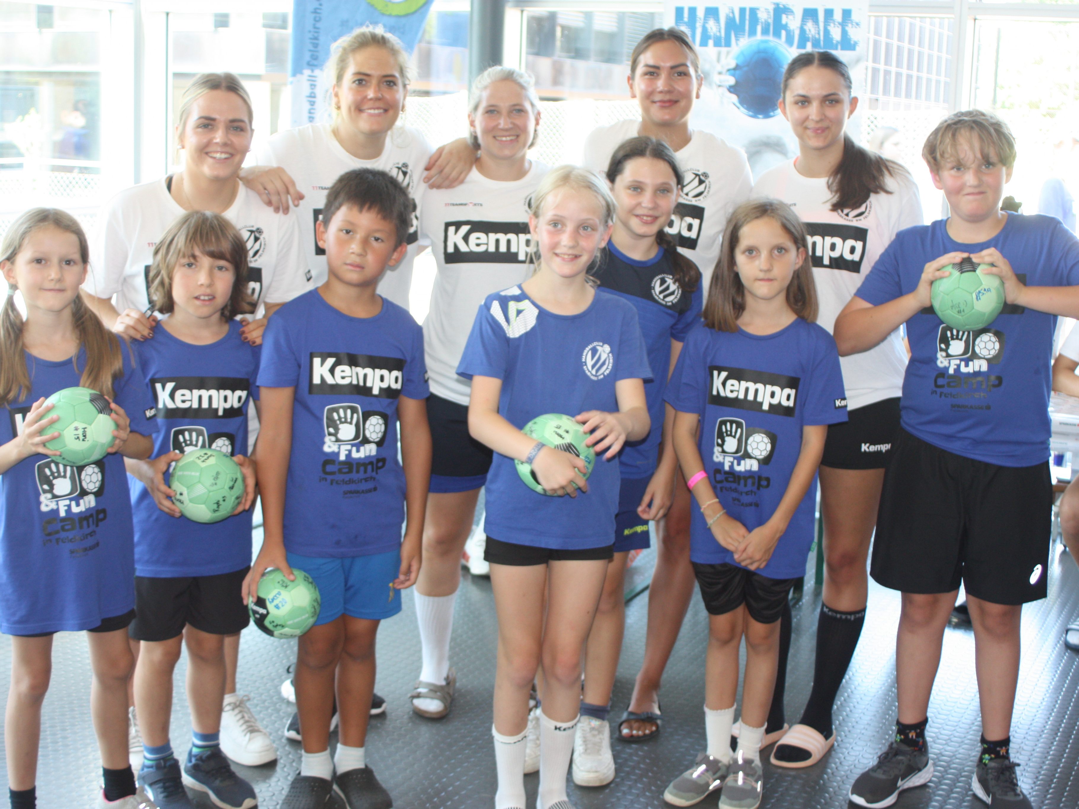 Feldkirchs Handballdamen gaben den Camp-Kids erstmals Autogramme. Feldkirchs Handballdamen gaben den Camp-Kids erstmals Autogramme.