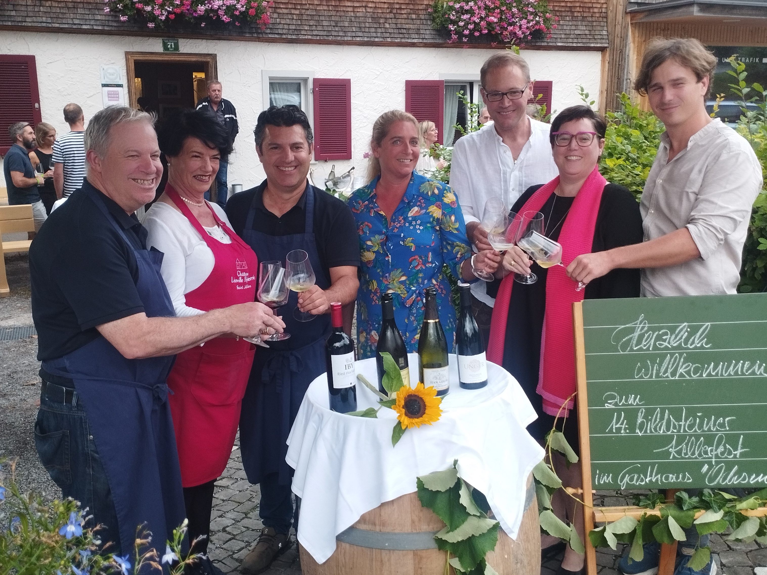 Hanspeter Tauber, Christine Tauber und Nicola Vulai (li.) freuten sich über das Stelldichein der Vertreter verschiedener Weingüter. Hanspeter Tauber, Christine Tauber und Nicola Vulai (li.) freuten sich über das Stelldichein der Vertreter verschiedener Weingüter.