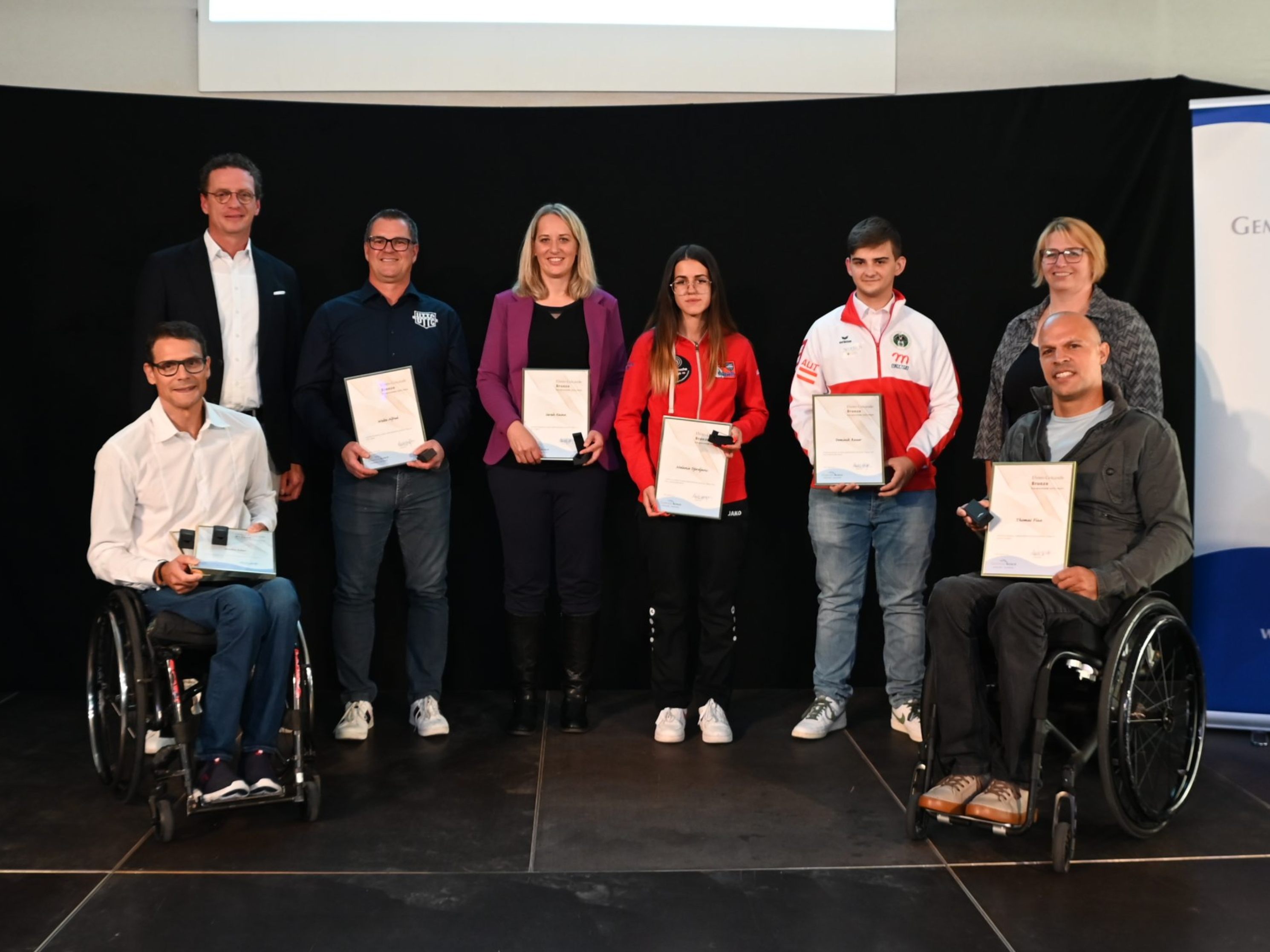 Bürgermeister Markus Giesinger und Vizebürgermeisterin Susanne Knünz-Kopf mit einigen der geehrten Sportler Bürgermeister Markus Giesinger und Vizebürgermeisterin Susanne Knünz-Kopf mit einigen der geehrten Sportler