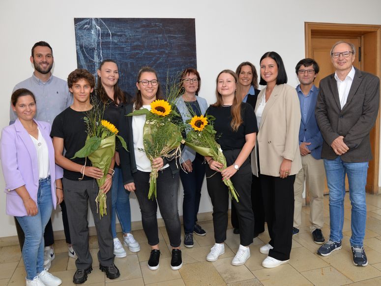 (v.l.): Nadine Saurer, Tobias Heinisch, Berat Gürel, Jasmin Spannring, Jasmin Schwarzmann, Mag. (FH) Sylvia Eisenring, Ellena Mayr, Mag. Andrea Rambach, Nina Heinzle, MMag. Alessandro Köninger, Stadtamtsdirektor Dr. Hanno Ledermüllner (v.l.): Nadine Saurer, Tobias Heinisch, Berat Gürel, Jasmin Spannring, Jasmin Schwarzmann, Mag. (FH) Sylvia Eisenring, Ellena Mayr, Mag. Andrea Rambach, Nina Heinzle, MMag. Alessandro Köninger, Stadtamtsdirektor Dr. Hanno Ledermüllner