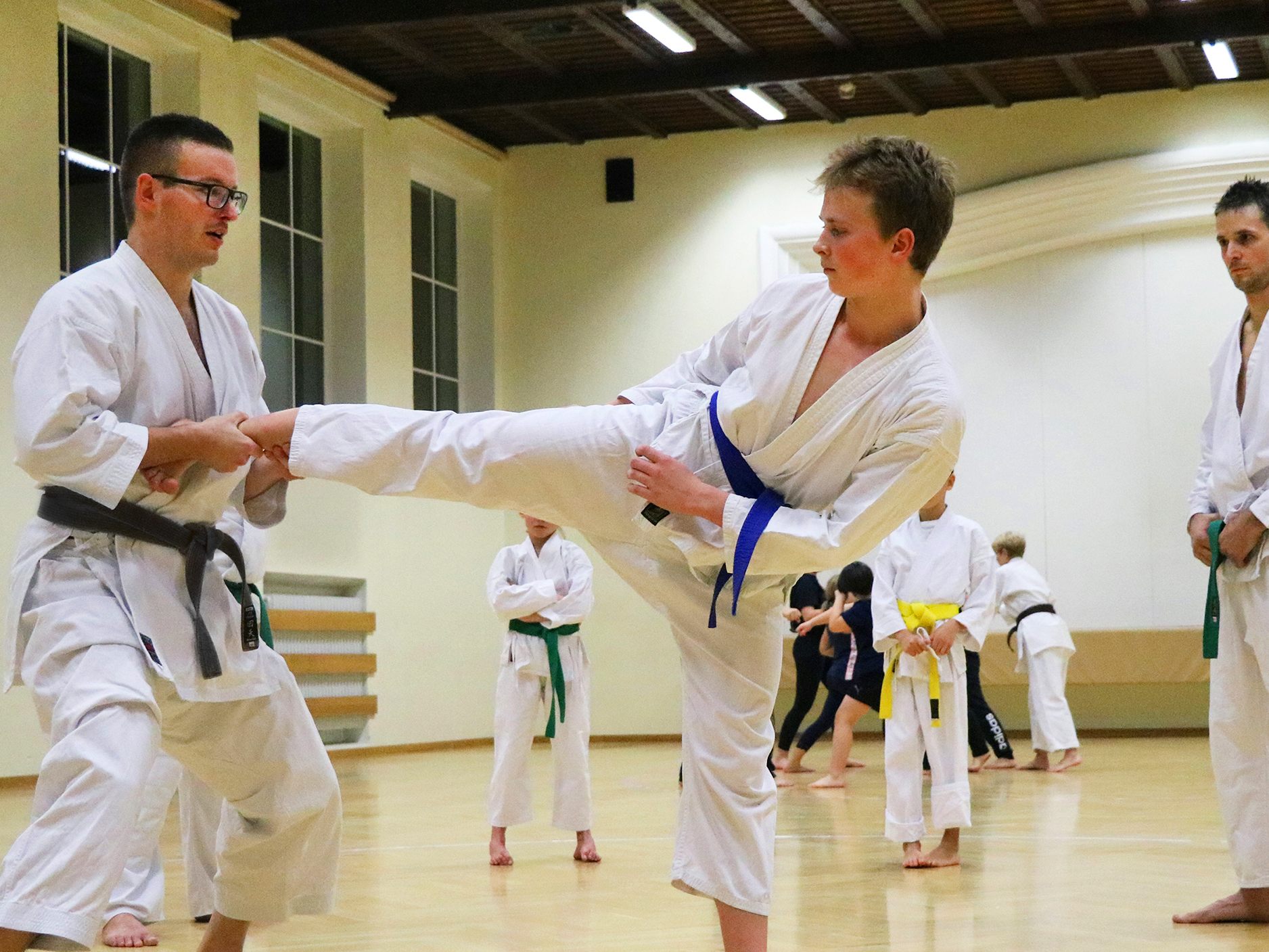 Trainiert wird im Stil des Traditionellen Shotokan Karate