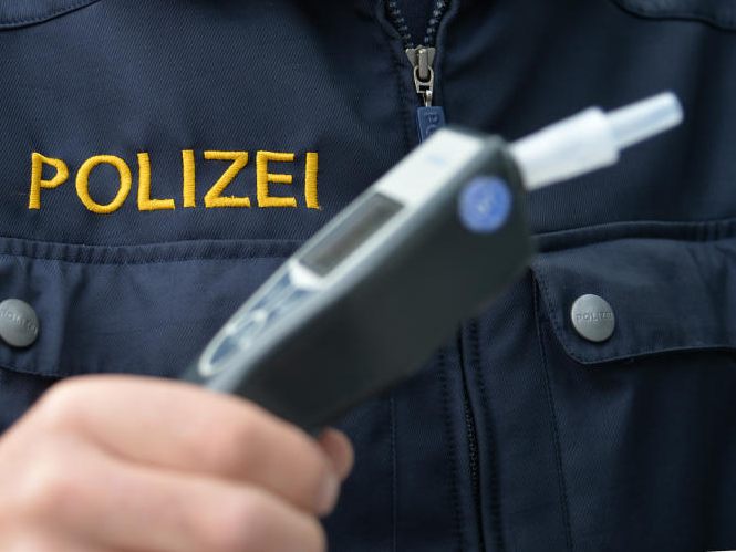 Ein Betrunkener trat gegen ein Motorrad und attackierte Polizisten in Wien.