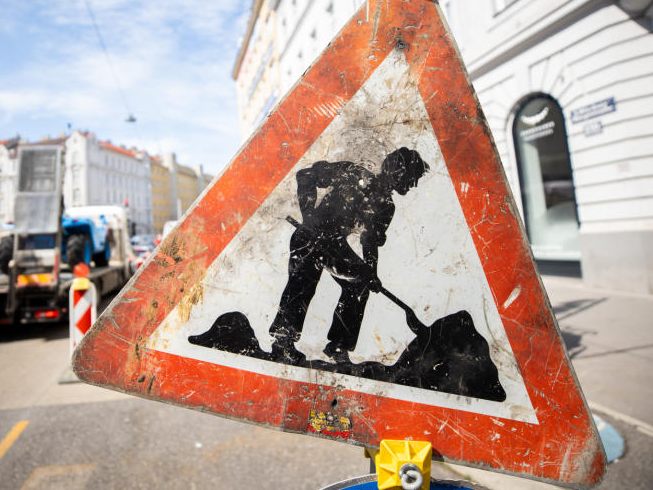 Am 12. September 2023 starten im Bereich der Erdbergstraße in Wien-Simmering Fahrbahnsanierungsarbeiten. Am 12. September 2023 starten im Bereich der Erdbergstraße in Wien-Simmering Fahrbahnsanierungsarbeiten.