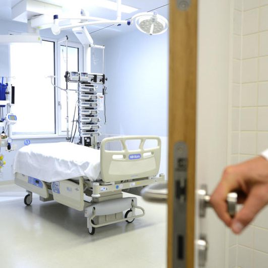 In einem Wiener Spital lag ein Patient auf dem Boden, nachdem er aus dem Bett gefallen war.