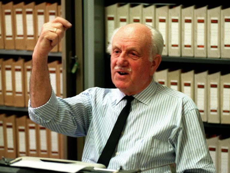 Hans Landauer ermittelte ab den frühen 1980er-Jahren in der Pension als ehrenamtlicher DÖW-Mitarbeiter die Spuren seiner ehemaligen Kameradinnen und Kameraden und baute damit das "weltweit größte Archiv eines nationalen Kontingents der Spanienkämpfer" auf. Hans Landauer ermittelte ab den frühen 1980er-Jahren in der Pension als ehrenamtlicher DÖW-Mitarbeiter die Spuren seiner ehemaligen Kameradinnen und Kameraden und baute damit das "weltweit größte Archiv eines nationalen Kontingents der Spanienkämpfer" auf.