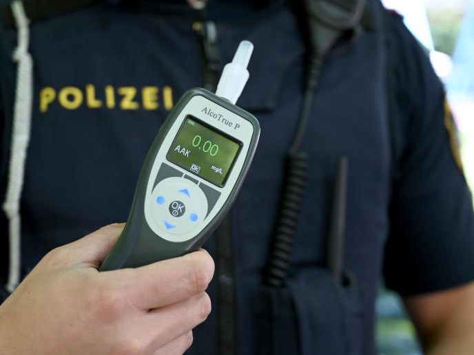 Am Sonntag verursachten zwei Alko-Lenker unabhängig von einander zwei Verkehrsunfälle in Salzburg. Am Sonntag verursachten zwei Alko-Lenker unabhängig von einander zwei Verkehrsunfälle in Salzburg.