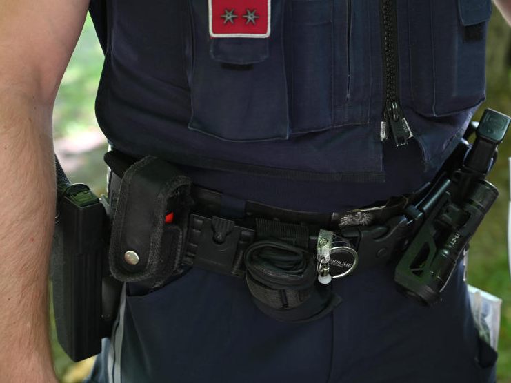 Ein Unbekannter raubte ein Juweliergeschäft in Haugsdorf aus.
