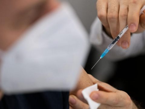 Die Expertin hält ein Arztgespräch für Risikopatienten für entscheidend vor Durchführung einer Impfung. Die Expertin hält ein Arztgespräch für Risikopatienten für entscheidend vor Durchführung einer Impfung.