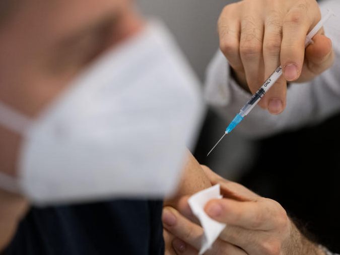 Ab jetzt verimpfen Arztpraxen in Österreich an die neue Omikron-Variante des Coronavirus angepasste Impfstoffe. Ab jetzt verimpfen Arztpraxen in Österreich an die neue Omikron-Variante des Coronavirus angepasste Impfstoffe.