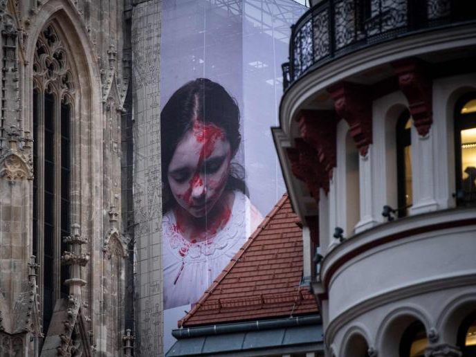 Der Künstler Helnwein zeigt derzeit ein blutverschmiertes Mädchengesicht am Wiener Ringturm.