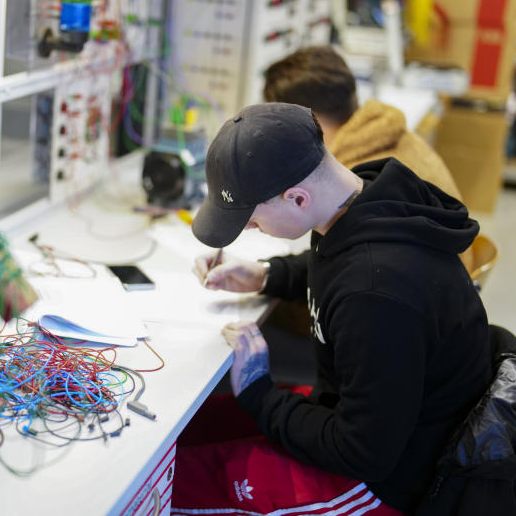 Mit der Chance auf eine höhere berufliche Bildung sollen Lehrabsolventen neue Perspektiven geschaffen werden.