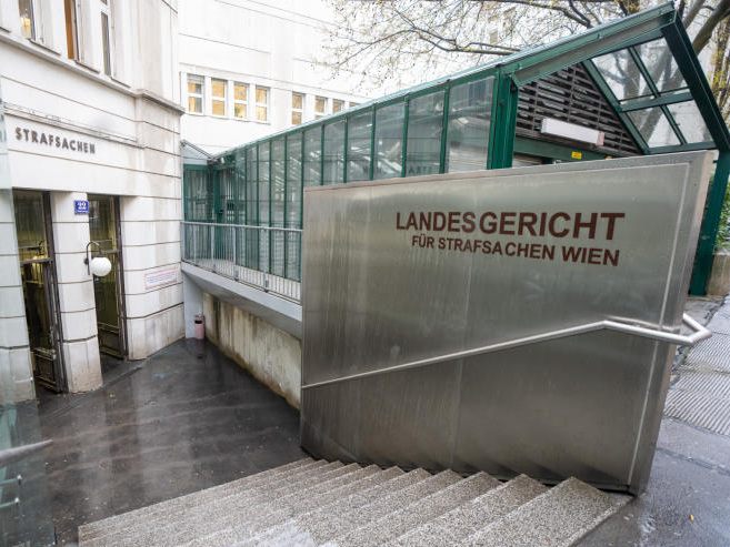 Weil er seine 17-jährige Ex-Freundin in einer Wohnung eingesperrt und vergewaltigt haben soll, musste sich ein 22-Jähriger vor dem Wiener Landesgericht verantworten.