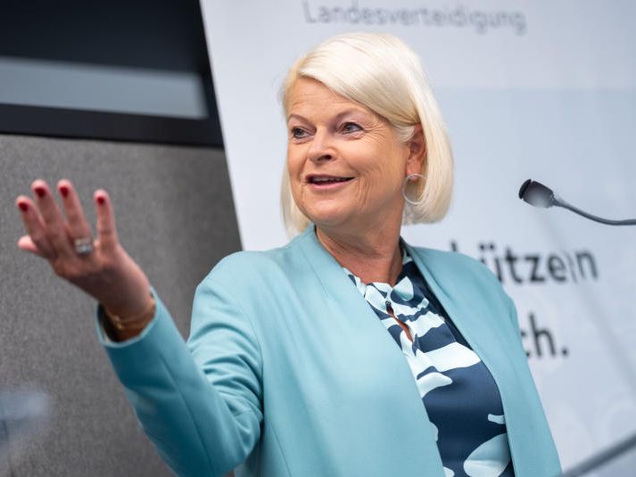 FPÖ und ÖVP kritisieren die unzureichende Information von Verteidigungsministerin Klaudia Tanner (ÖVP) gegenüber dem Parlament zum Thema Sky Shield.