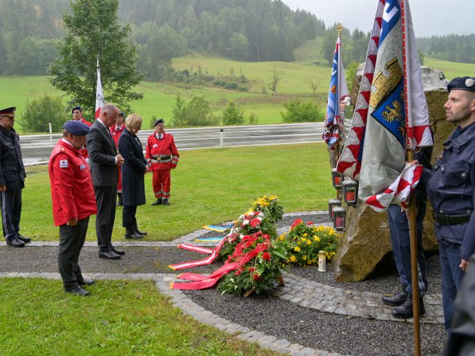 Zum Gedenken an die Toten von 2013 wurden in Annaberg in NÖ Kränze niedergelegt.