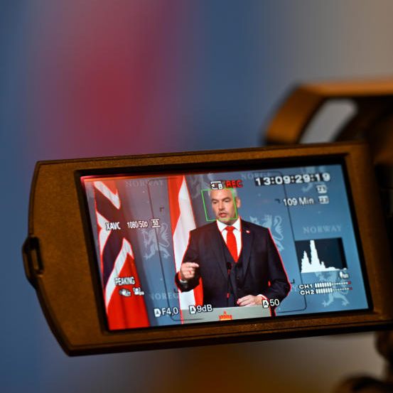 Bundeskanzler Karl Nehammer (ÖVP) rechtfertigte sich in einem Video für seine Aussagen in einem am Mittwoch veröffentlichten Skandal-Video auf Twitter (X).