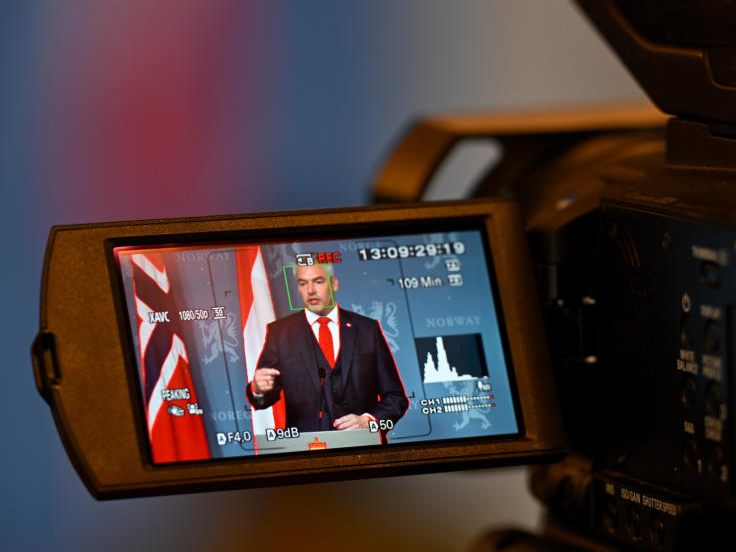 Bundeskanzler Karl Nehammer (ÖVP) rechtfertigte sich in einem Video für seine Aussagen in einem am Mittwoch veröffentlichten Skandal-Video auf Twitter (X). Bundeskanzler Karl Nehammer (ÖVP) rechtfertigte sich in einem Video für seine Aussagen in einem am Mittwoch veröffentlichten Skandal-Video auf Twitter (X).