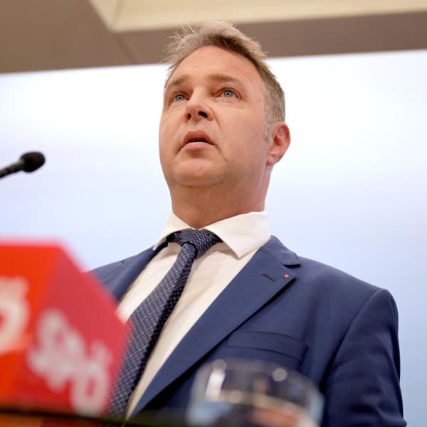 Babler über Nehammers Aussagen: "Wir sehen in dem Video einen Bundeskanzler, der die Leute für etwas verachtet, dass er selbst zu verantworten hat. Nehammer bindet den Leuten die Schuhe zusammen, und wenn sie fallen ruft er 'steht auf und rennt weiter'."