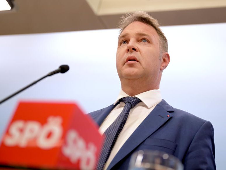 Babler über Nehammers Aussagen: "Wir sehen in dem Video einen Bundeskanzler, der die Leute für etwas verachtet, dass er selbst zu verantworten hat. Nehammer bindet den Leuten die Schuhe zusammen, und wenn sie fallen ruft er 'steht auf und rennt weiter'." Babler über Nehammers Aussagen: "Wir sehen in dem Video einen Bundeskanzler, der die Leute für etwas verachtet, dass er selbst zu verantworten hat. Nehammer bindet den Leuten die Schuhe zusammen, und wenn sie fallen ruft er 'steht auf und rennt weiter'."