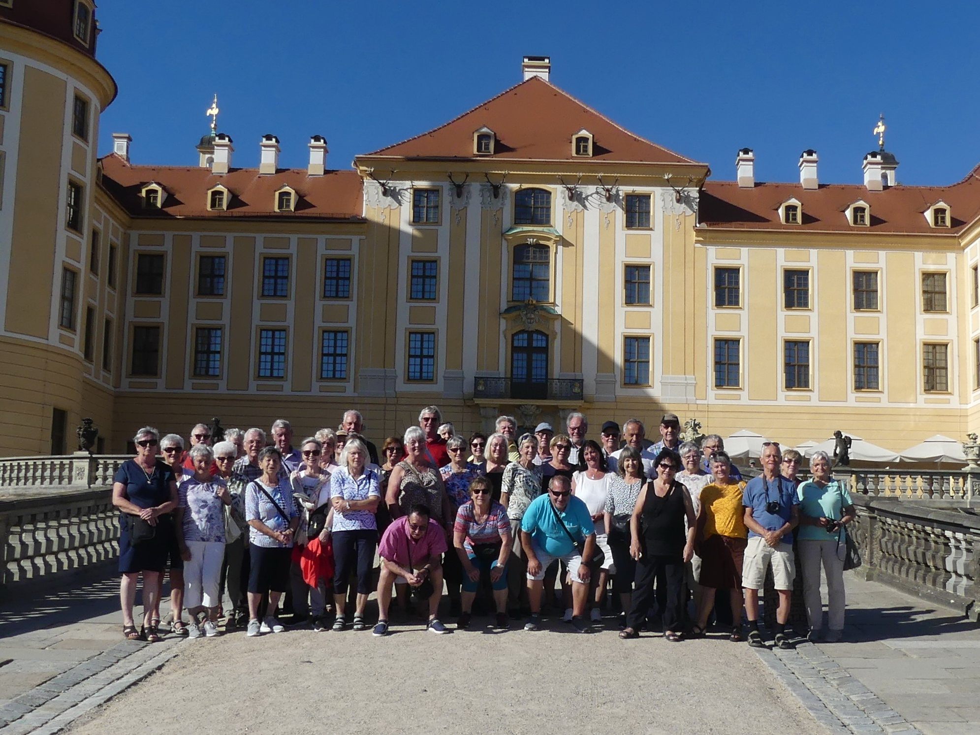die Götzner Seniorinnen und Senioren vor Schloss Moritzburg die Götzner Seniorinnen und Senioren vor Schloss Moritzburg
