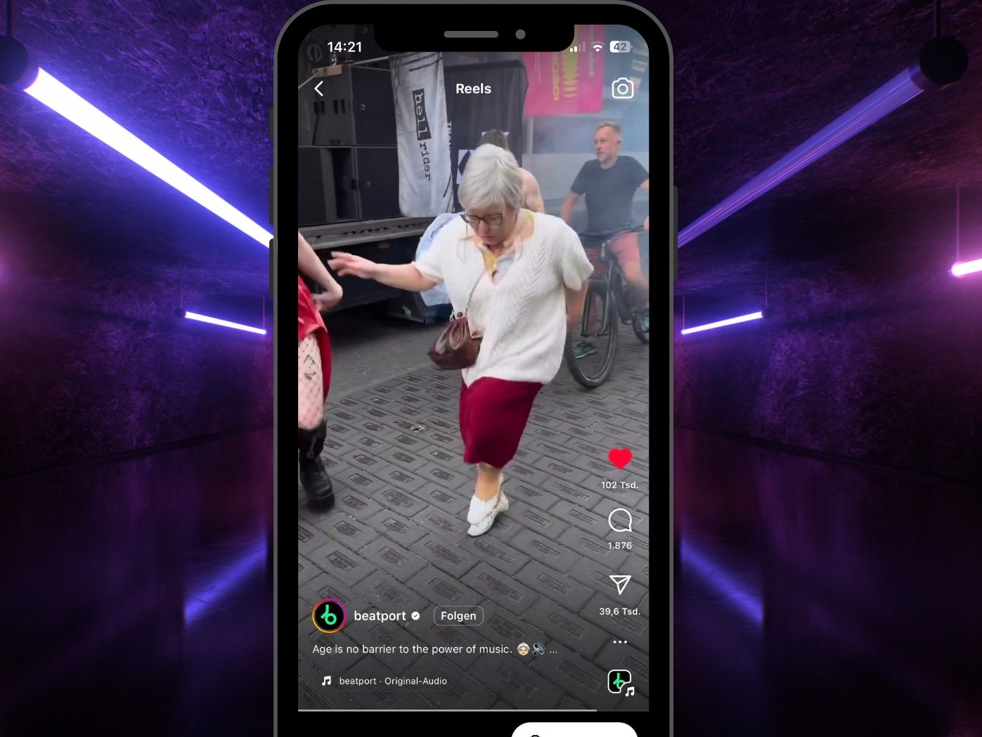 Oma fühlt die Energie dieses Techno Songs