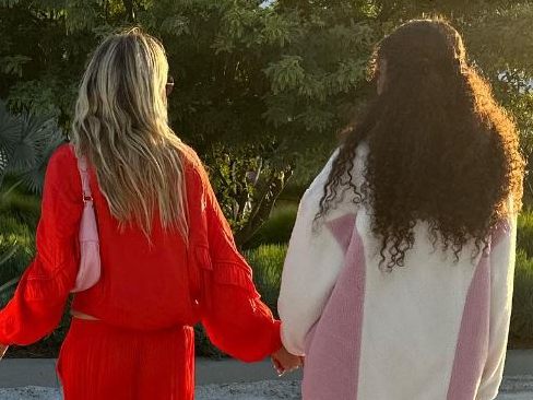 Tochter Lou ist mit ihren 13 Jahren schon größer als Supermodel-Mama Heidi Klum. Tochter Lou ist mit ihren 13 Jahren schon größer als Supermodel-Mama Heidi Klum.