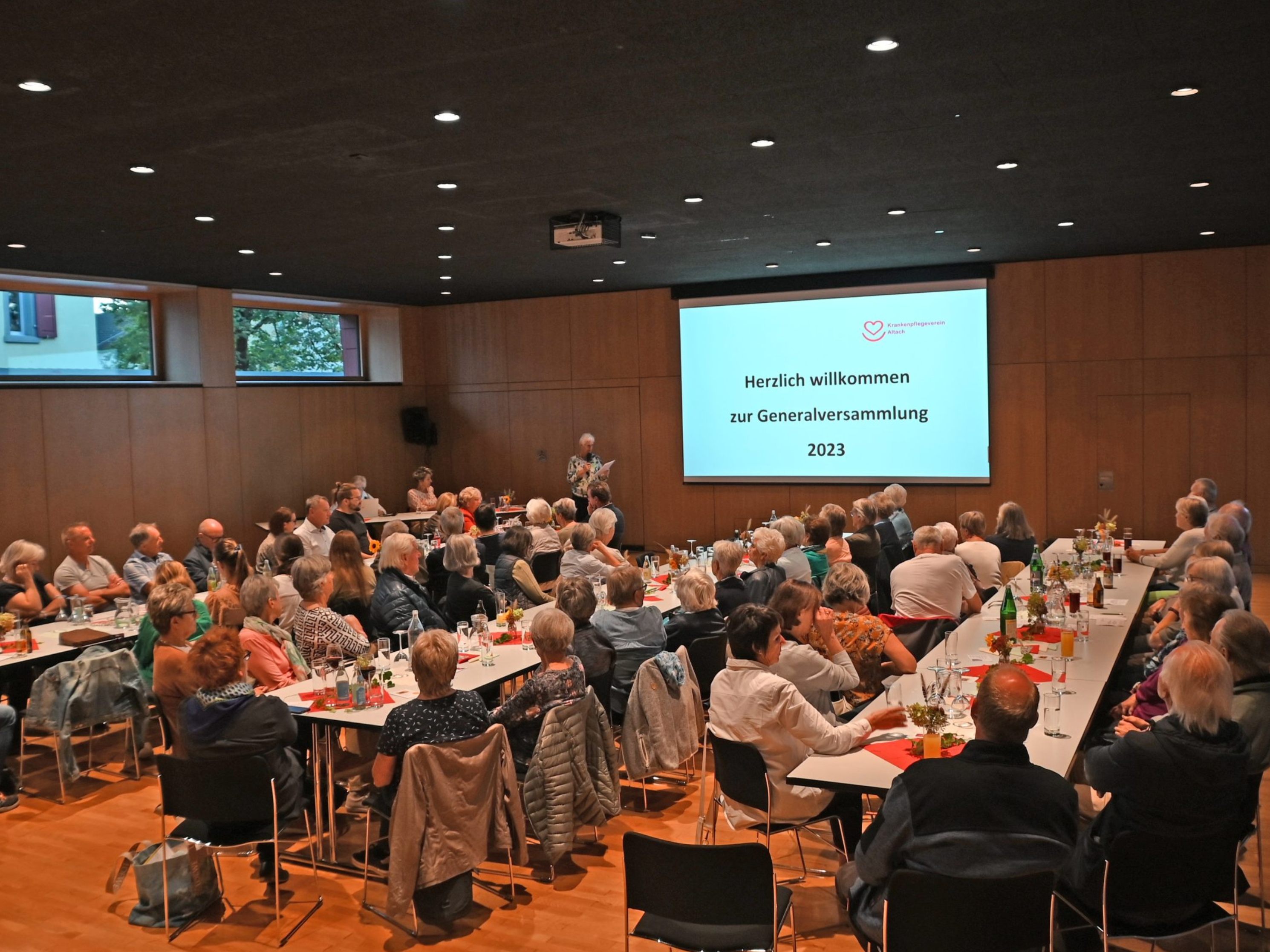 Der Kleine Saal im Veranstaltungszentrum KOM war bis auf den letzten Platz besetzt, als Obfrau Helga Rebenklauber die Mitglieder des Krankenpflegevereins Altach zur jährlichen Generalversammlung begrüßte Der Kleine Saal im Veranstaltungszentrum KOM war bis auf den letzten Platz besetzt, als Obfrau Helga Rebenklauber die Mitglieder des Krankenpflegevereins Altach zur jährlichen Generalversammlung begrüßte