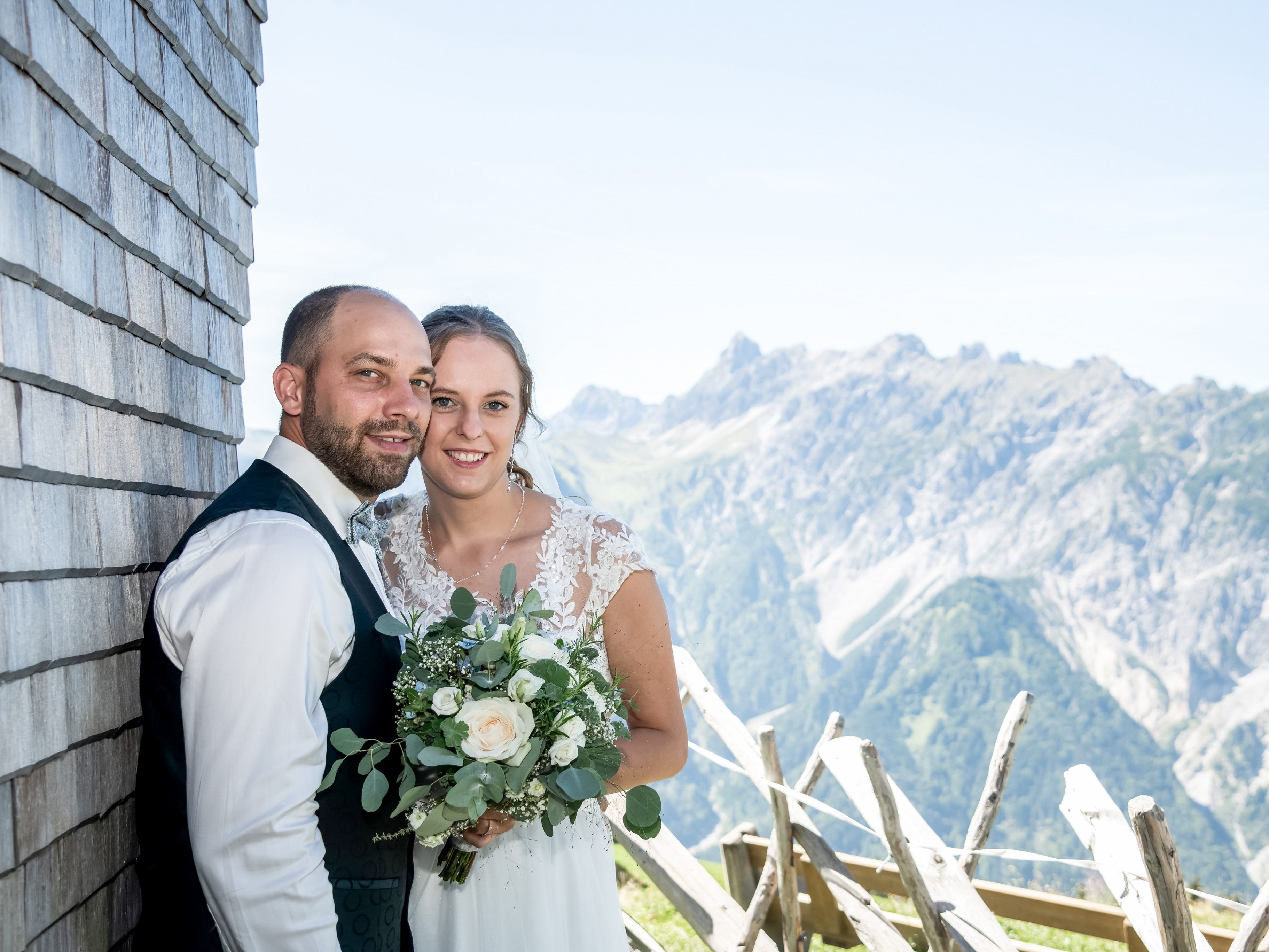 Das frisch vermählte Paar Melanie und Daniel Österreicher mit seinen Trauzeugen präsentierten sich seinen Fotografen auf Rellseck.