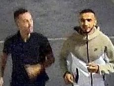 Die Polizei sucht Hinweise zu diesen Männern.