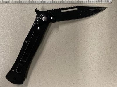 Ein 14-Jähriger wurde nach einer Drohung mit einem Messer festgenommen.