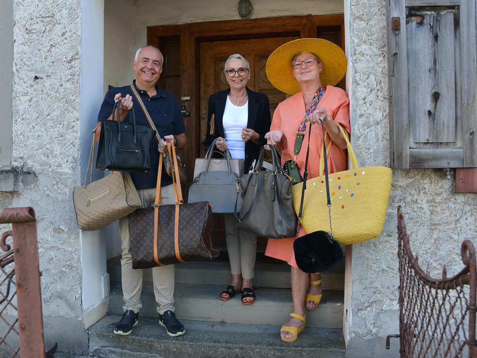 Manfred Böhmwalder, Christl Berchtold und Andrea Fritz-Pinggera mit einer Auswahl der angebotenen Taschen. Manfred Böhmwalder, Christl Berchtold und Andrea Fritz-Pinggera mit einer Auswahl der angebotenen Taschen.