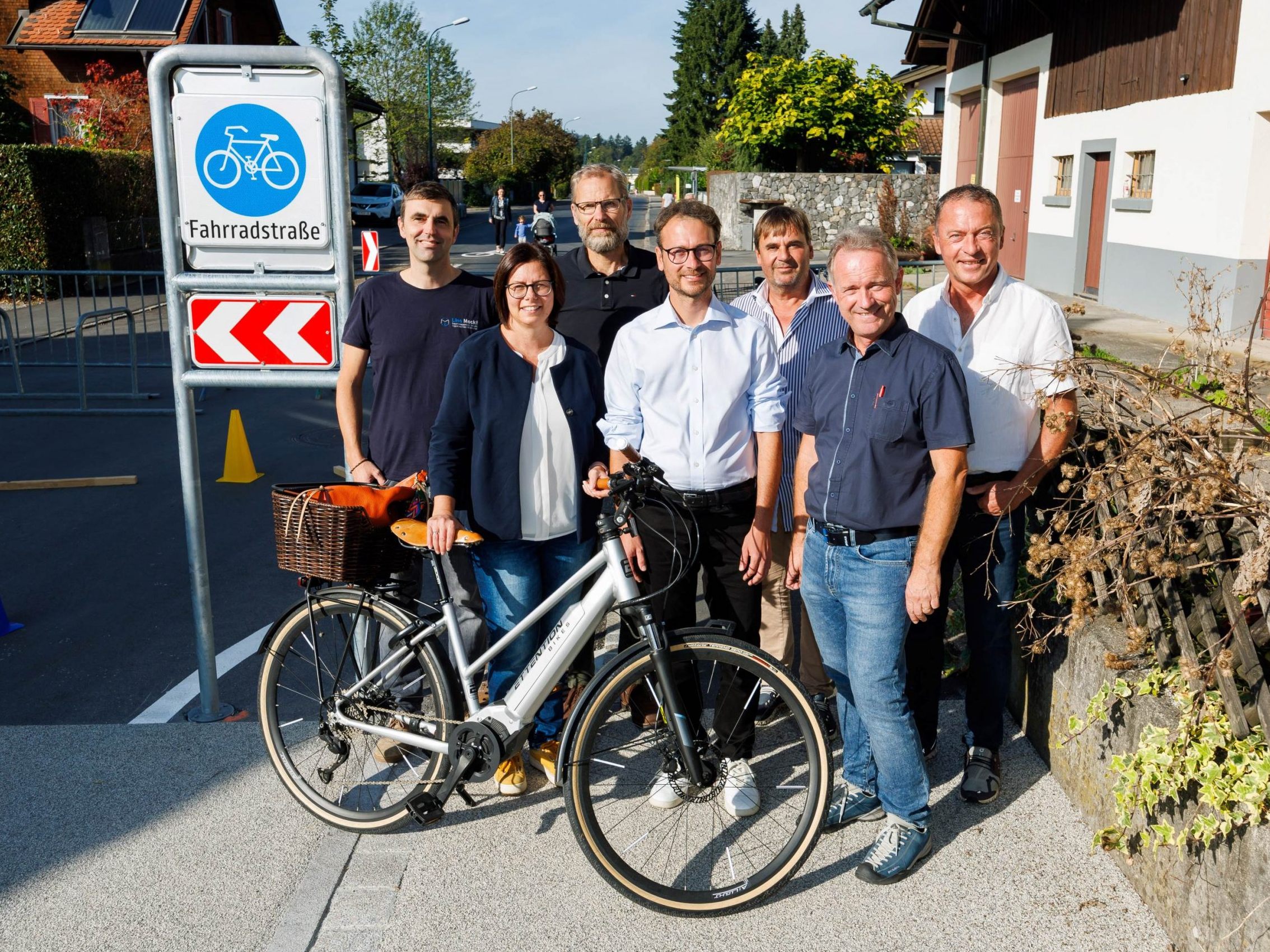 Oliver Mock (örtliche Bauaufsicht), Bgm. Katharina Wöß-Krall, Stefan Längle (Projektleiter Marktgemeinde Rankweil), Landesrat Daniel Zadra, Lukas Ess (Projektleiter Marktgemeinde Rankweil), Thomas Ott (Wilhelm & Mayer), Peter Moosbruger (Landesradwegbeauftragter)