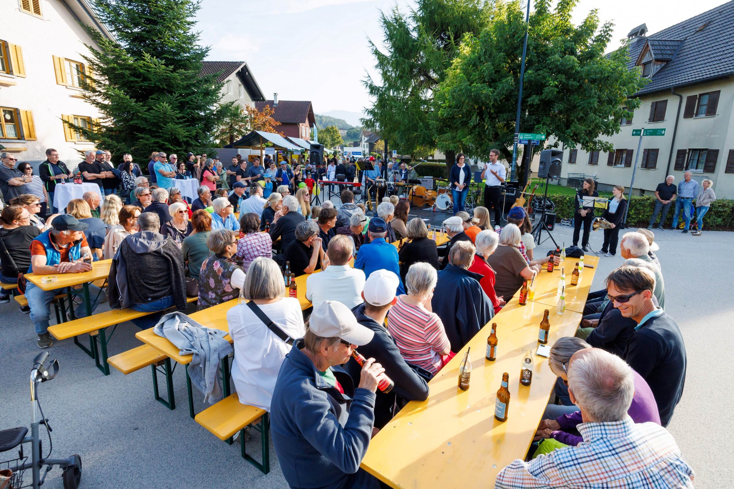 Zahlreiche Gäste beim Straßenfest in der Montfortstraße 
