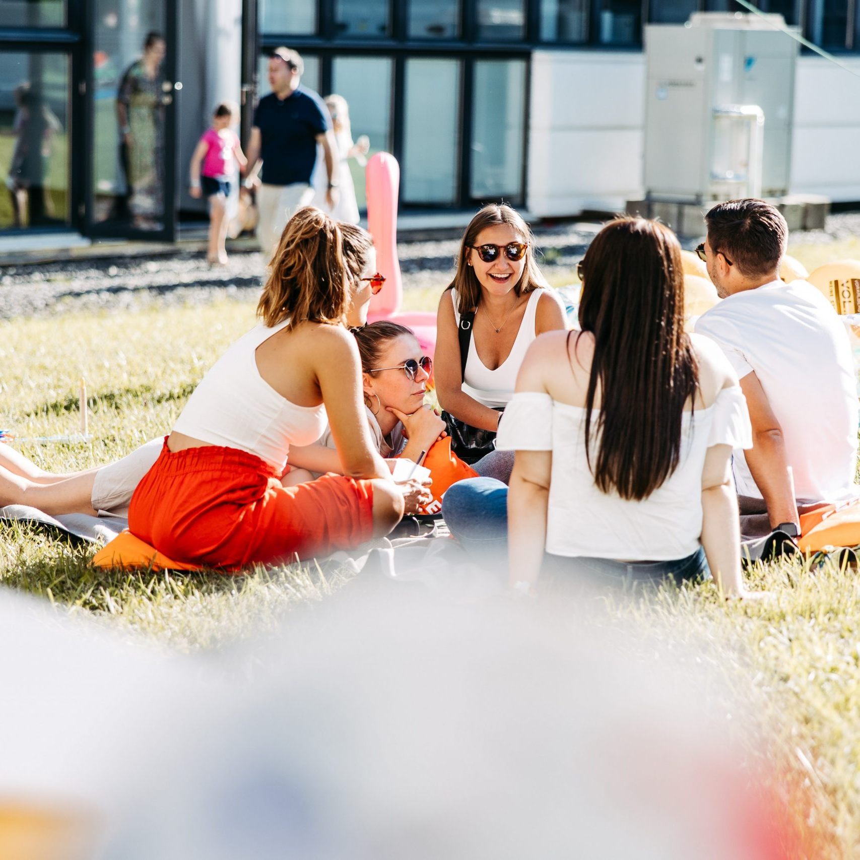 Russmedia Mitarbeiter vor dem Medienhaus in Schwarzach
