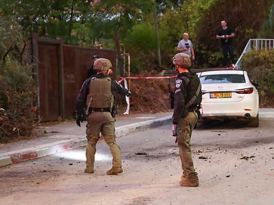 Soldaten inspizieren einen Raketeneinschlag in Kiryat Shmona Soldaten inspizieren einen Raketeneinschlag in Kiryat Shmona
