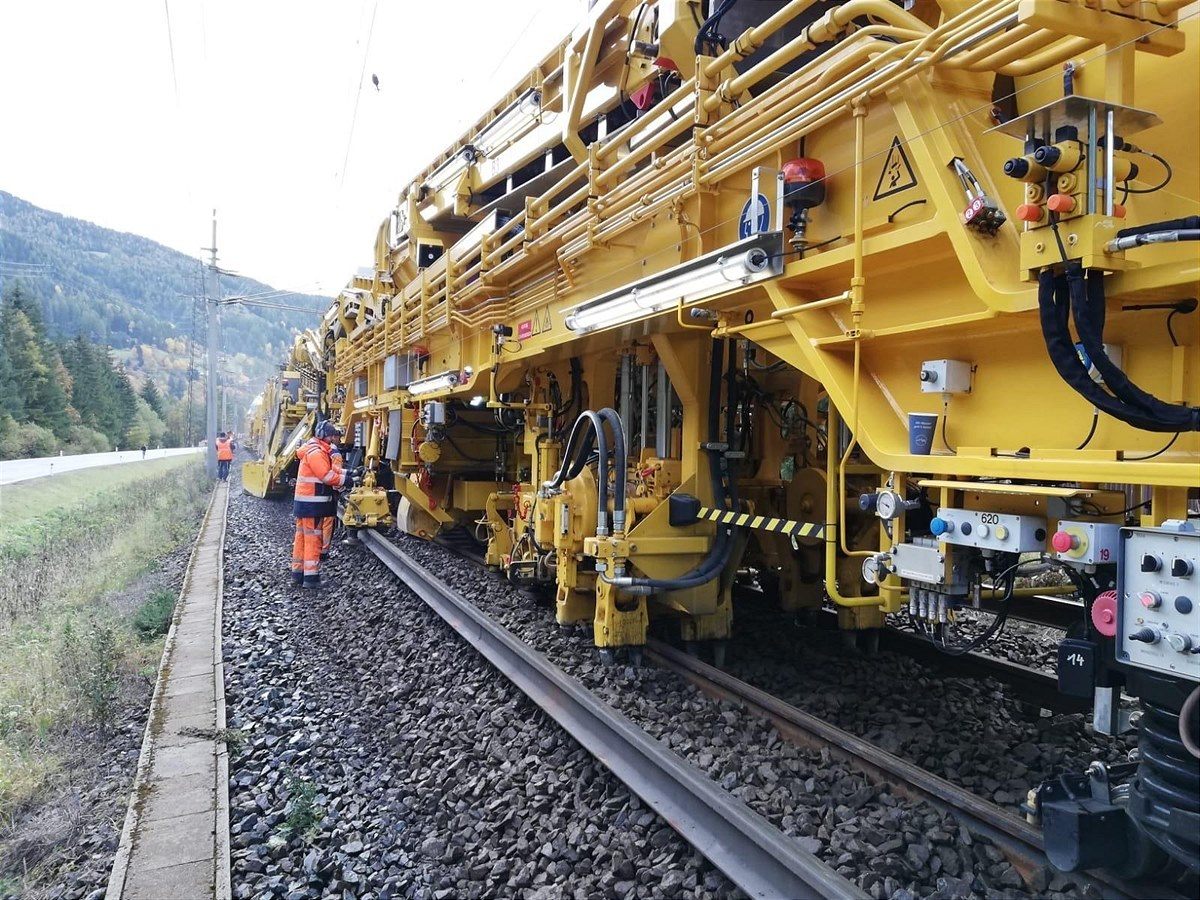 Auch eine Gleisschotterbettungsreinigungsmaschine kommt zum Einsatz. Auch eine Gleisschotterbettungsreinigungsmaschine kommt zum Einsatz.